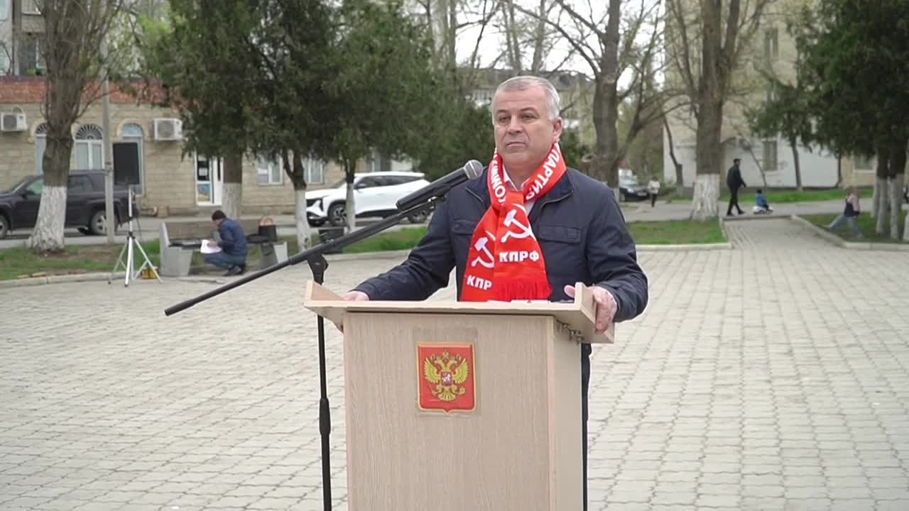 В Каспийске у Памятника-Обелиска "Скорбящая мать" состоялось торжественное мероприятие, посвященное знаменательной дате — 65-й годовщине первого полета человека в космос