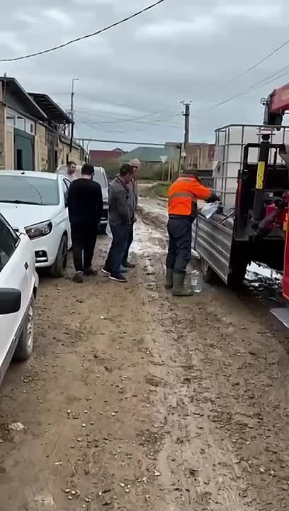 В Дербенте проводятся работы по обеззараживанию выгребных ям в домовладениях, пострадавших от паводков