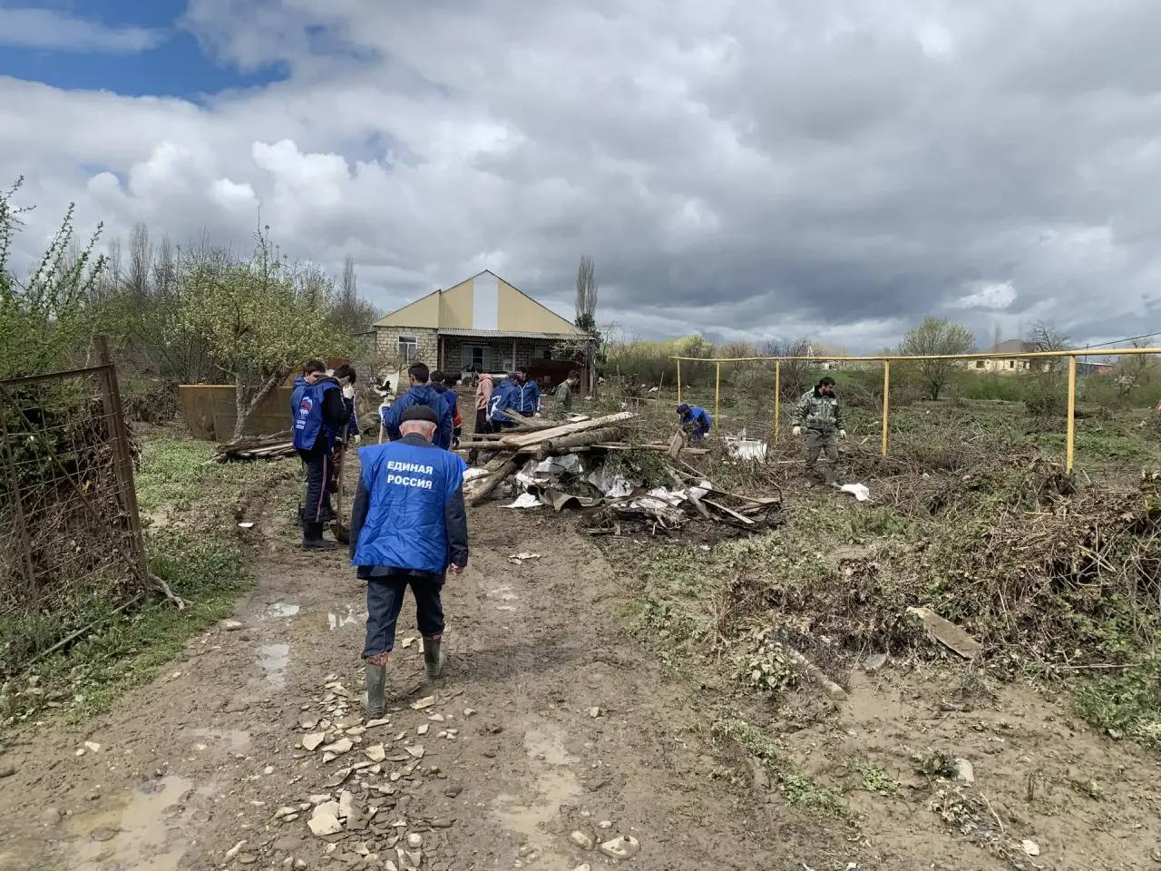 Игорь Кастюкевич: Республика Дагестан. В селе Мамедкала волонтеры Единой России продолжают оказывать помощь пострадавшим жителям: участвуют в откачке воды, расчистке территории Игорь Кастюкевич: Республика Дагестан. В селе Мамедкала волонтеры Единой России продолжают оказывать помощь пострадавшим жителям: участвуют в откачке воды, расчистке территории