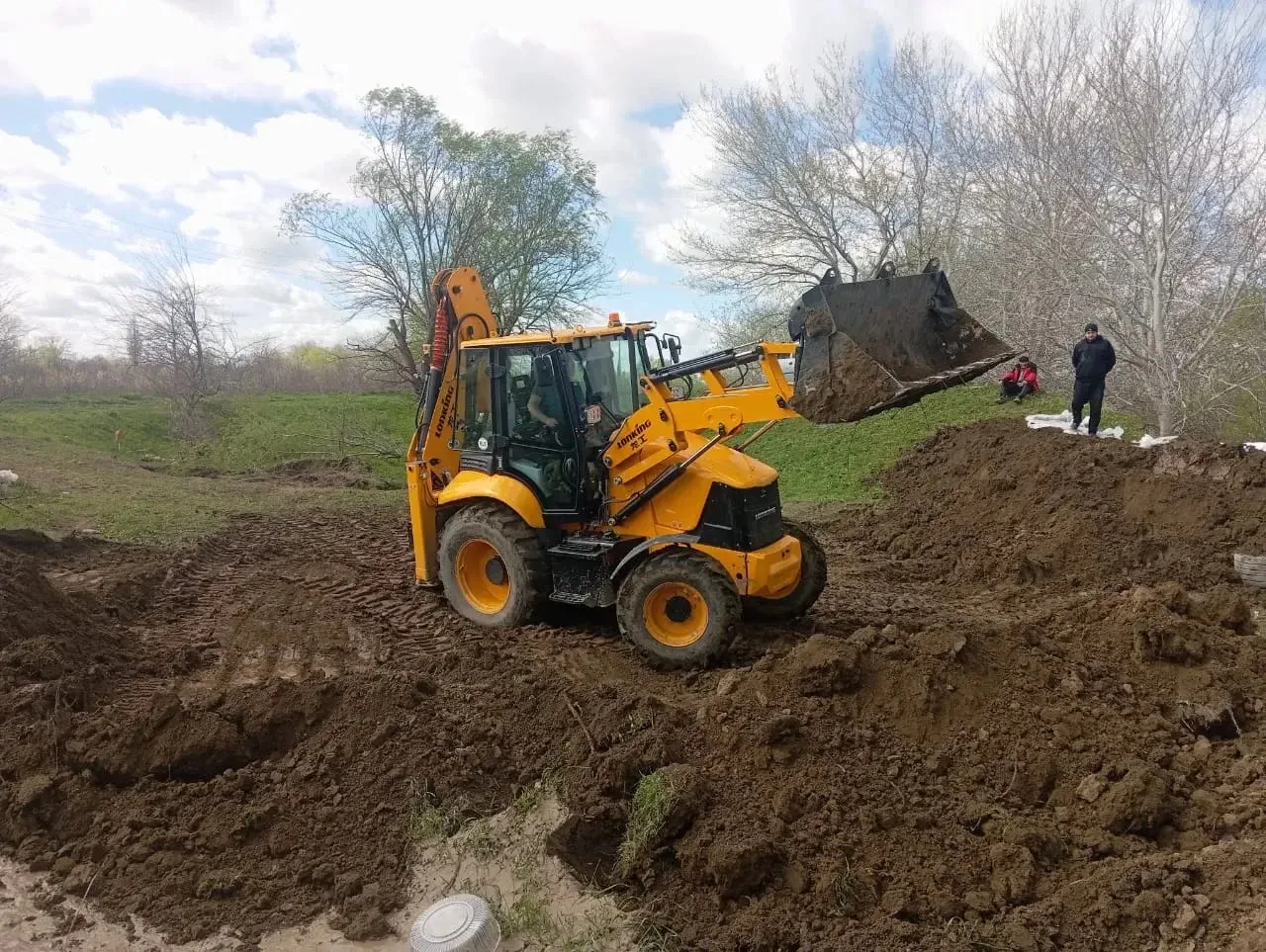 Депутат Народного Собрания РД Уллубий Абуков по просьбе главы и джамаата села Сулевкент Хасавюртовского района привлек специализированную технику для проведения берегоукрепительных работ в рамках общесельского субботника