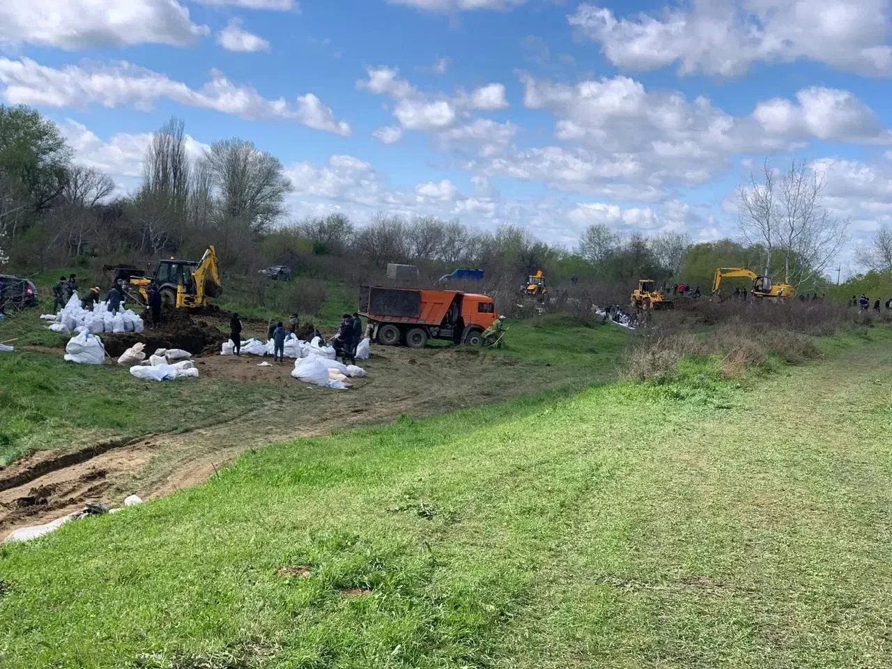 Депутат Народного Собрания РД Уллубий Абуков по просьбе главы и джамаата села Сулевкент Хасавюртовского района привлек специализированную технику для проведения берегоукрепительных работ в рамках общесельского субботника Депутат Народного Собрания РД Уллубий Абуков по просьбе главы и джамаата села Сулевкент Хасавюртовского района привлек специализированную технику для проведения берегоукрепительных работ в рамках общесельского субботника