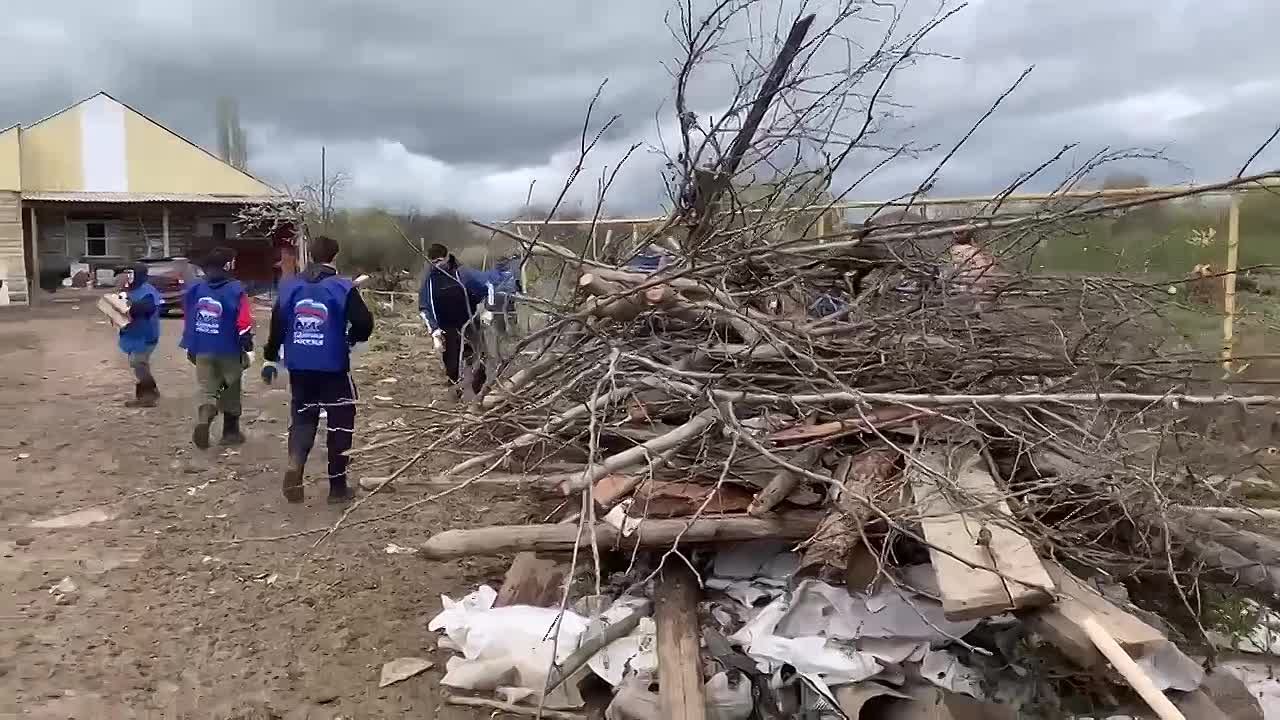 Игорь Кастюкевич: Республика Дагестан. В селе Мамедкала волонтеры Единой России продолжают оказывать помощь пострадавшим жителям: участвуют в откачке воды, расчистке территории