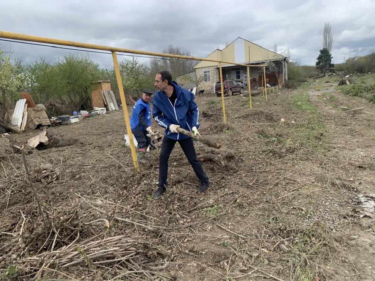 Игорь Кастюкевич: Республика Дагестан. В селе Мамедкала волонтеры Единой России продолжают оказывать помощь пострадавшим жителям: участвуют в откачке воды, расчистке территории Игорь Кастюкевич: Республика Дагестан. В селе Мамедкала волонтеры Единой России продолжают оказывать помощь пострадавшим жителям: участвуют в откачке воды, расчистке территории