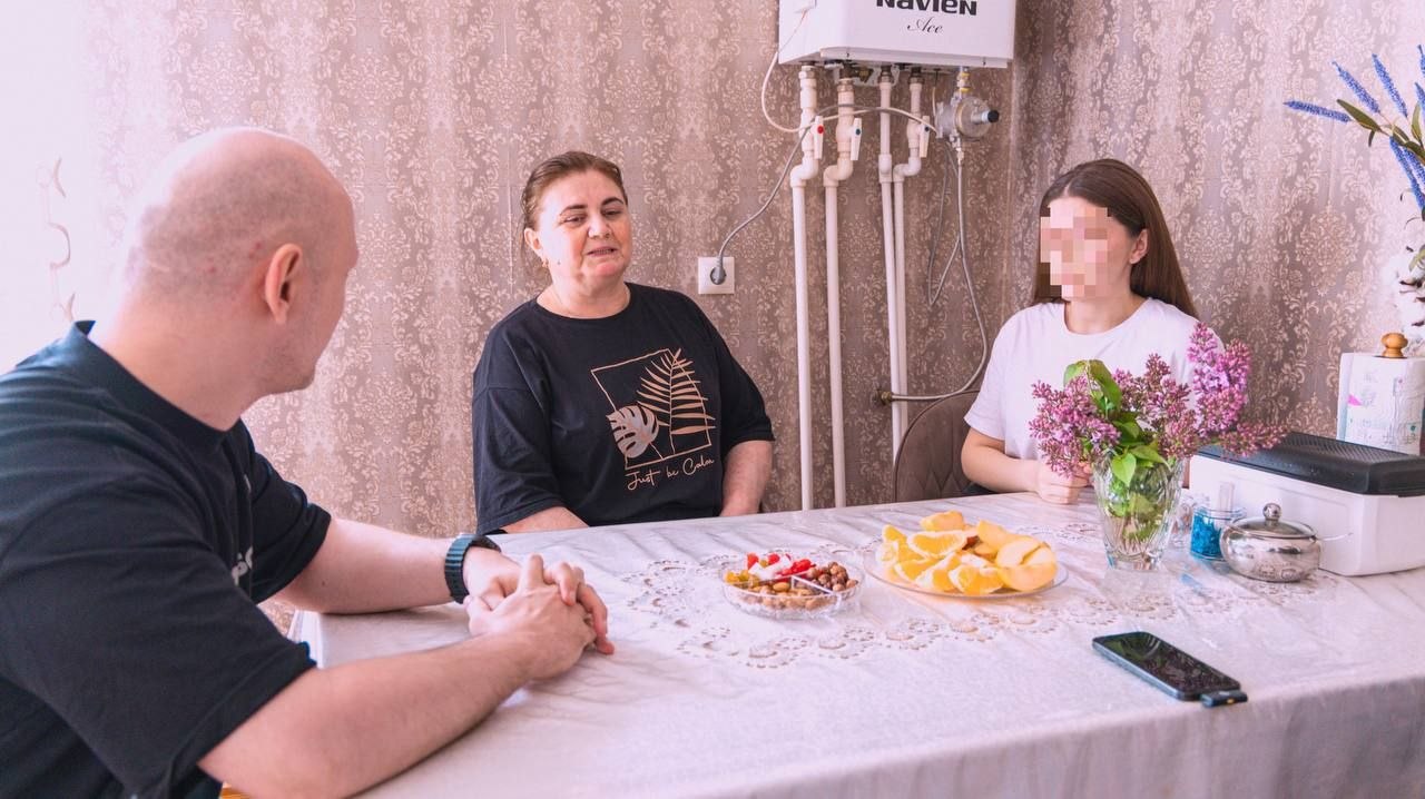 Депутат НС РД Гасан Османов оказал помощь пострадавшим от наводнения в районе Цумадинского рынка