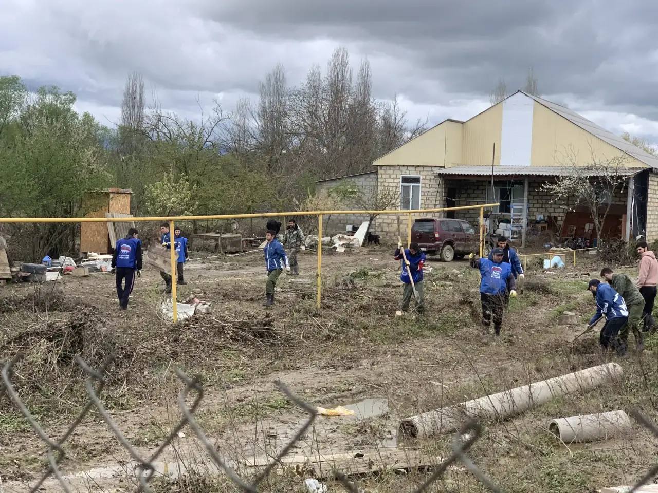 Игорь Кастюкевич: Республика Дагестан. В селе Мамедкала волонтеры Единой России продолжают оказывать помощь пострадавшим жителям: участвуют в откачке воды, расчистке территории Игорь Кастюкевич: Республика Дагестан. В селе Мамедкала волонтеры Единой России продолжают оказывать помощь пострадавшим жителям: участвуют в откачке воды, расчистке территории