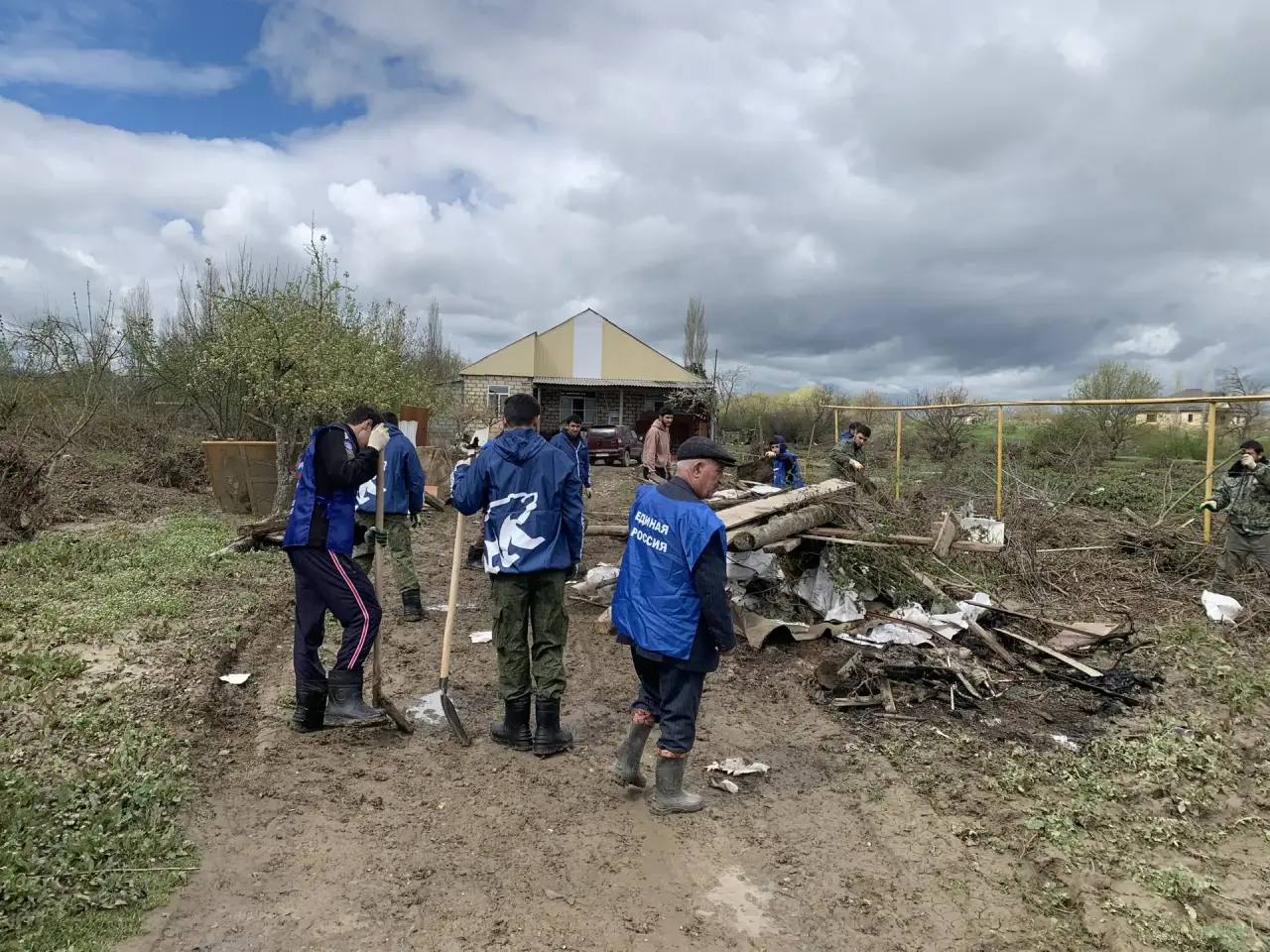 Игорь Кастюкевич: Республика Дагестан. В селе Мамедкала волонтеры Единой России продолжают оказывать помощь пострадавшим жителям: участвуют в откачке воды, расчистке территории Игорь Кастюкевич: Республика Дагестан. В селе Мамедкала волонтеры Единой России продолжают оказывать помощь пострадавшим жителям: участвуют в откачке воды, расчистке территории