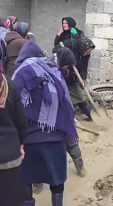 Под угрозой 9 домов в селе Кули В селе Кули Кулинского района под угрозой находятся 9 домов. Вода продолжает подмывать склон, и чтобы хоть как-то остановить сход глины, её размывают вручную — иначе она становится слишком...