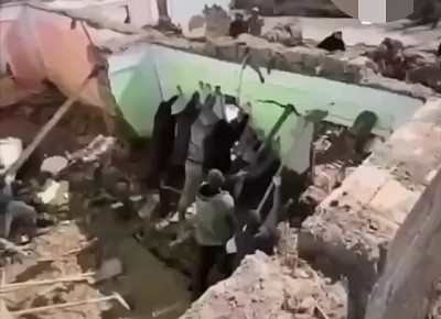 Стена дома обрушилась на волонтёров, которые расчищают завалы в Мамедкале