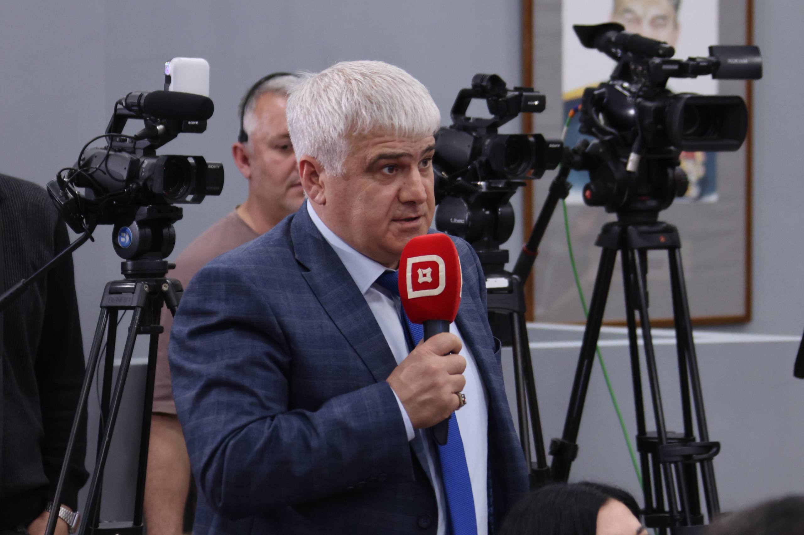 «Мне никто и никогда ни о ком ничего плохого не говорит. А если и говорит — я это не воспринимаю. У меня есть опыт работы на разных должностях: тот, кто говорит плохое, сам не чист на язык. Я всегда формирую своё мнение», —... «Мне никто и никогда ни о ком ничего плохого не говорит. А если и говорит — я это не воспринимаю. У меня есть опыт работы на разных должностях: тот, кто говорит плохое, сам не чист на язык. Я всегда формирую своё мнение», —...