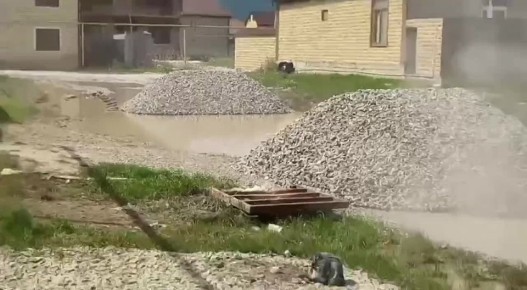 Подсыпка песчано-гравийной смеси на ул. Медовой. Работы проводит МБУ «Благоустройство» для улучшения состояния дорожного полотна после подтоплений