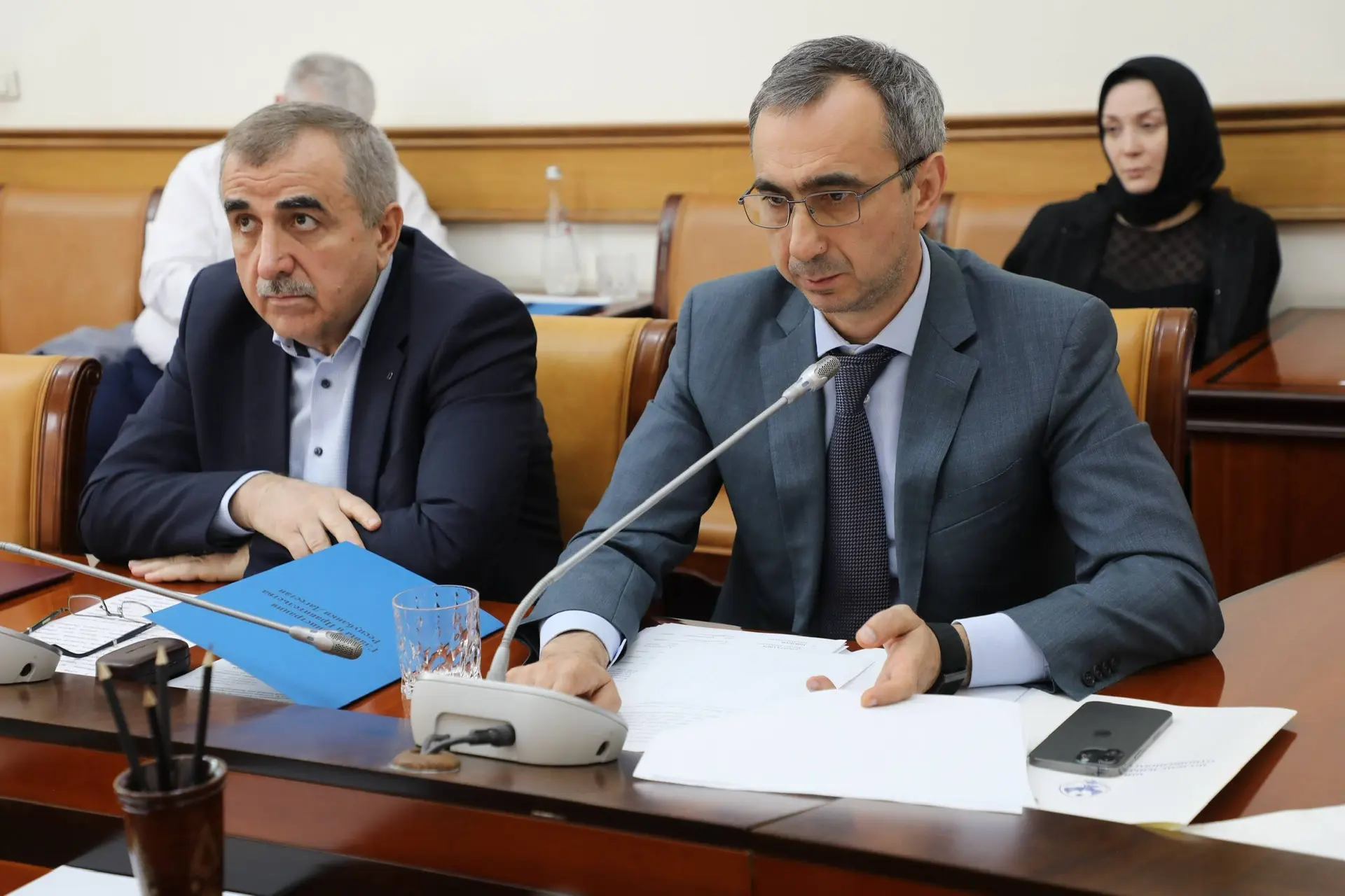 Абдулмуслим Абдулмуслимов провел встречу с директором Управления Федеральной почтовой связи РД Русланом Алибеговым Абдулмуслим Абдулмуслимов провел встречу с директором Управления Федеральной почтовой связи РД Русланом Алибеговым