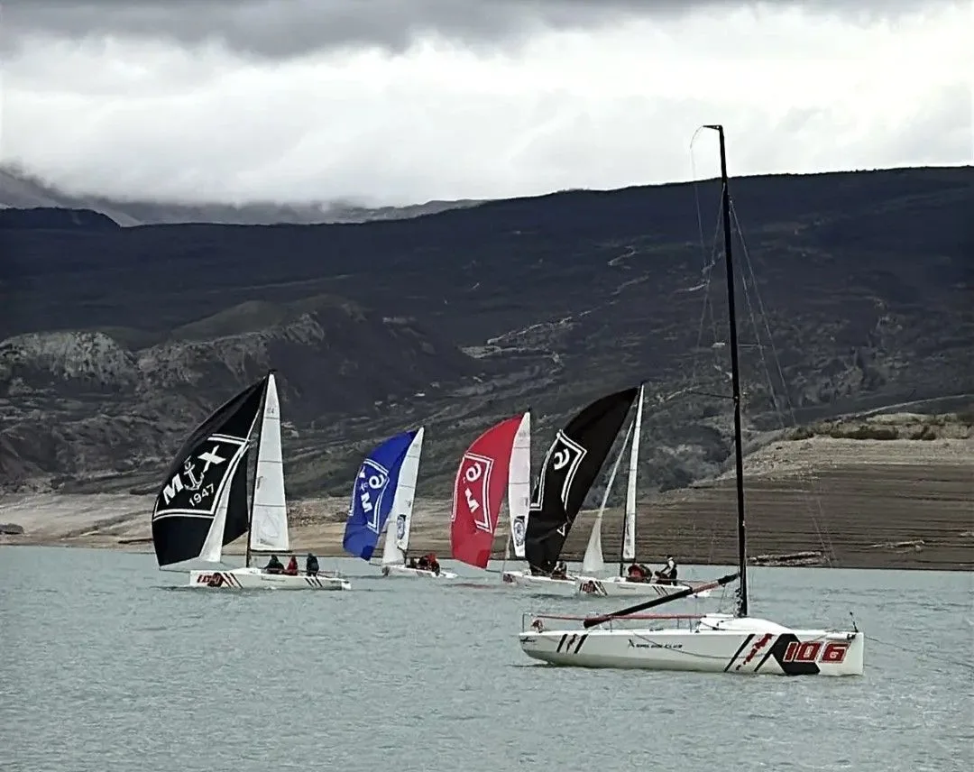 Команда спортсменов на протезах вошла в топ-5 парусной регаты в Дагестане Команда спортсменов на протезах вошла в топ-5 парусной регаты в Дагестане