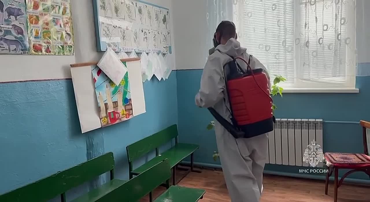 Спасатели МЧС России продолжают ликвидацию последствий непогоды в Дагестане