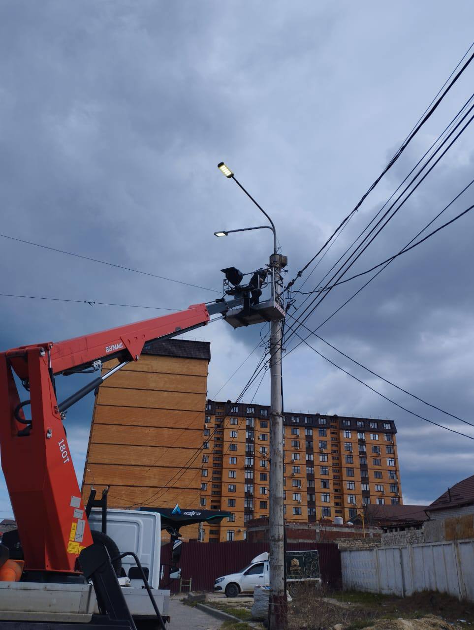 Городские коммунальные службы ведут работы по замене уличных светильников на пр. Петра Городские коммунальные службы ведут работы по замене уличных светильников на пр. Петра