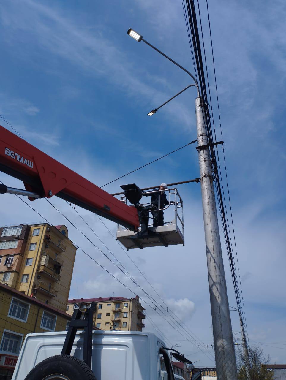 Городские коммунальные службы ведут работы по замене уличных светильников на пр. Петра