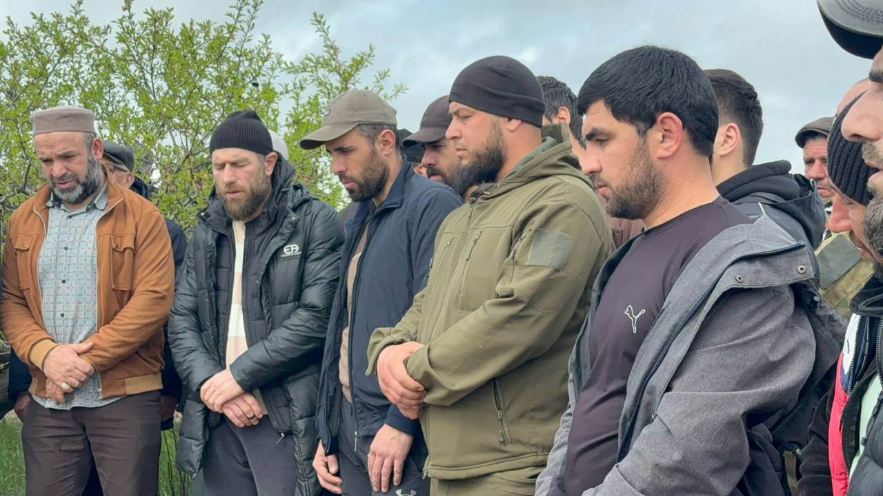 Камил Саидов выразил соболезнования семье погибшего добровольца из Геджуха Камил Саидов выразил соболезнования семье погибшего добровольца из Геджуха