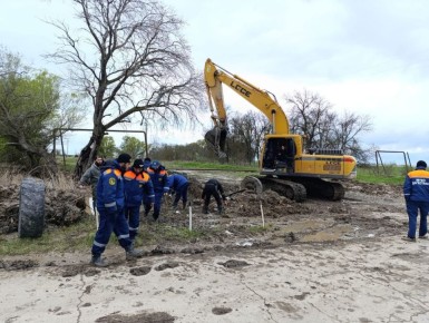 Спасатели МЧС республики продолжают оказывать помощь населению, пострадавшему в результате подтоплений в Хасавюртовском районе
