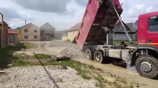 Подсыпка песчано-гравийной смеси на ул. Медовой. Работы проводятся МБУ «Благоустройство» в целях улучшения состояния дорожного полотна после подтоплений