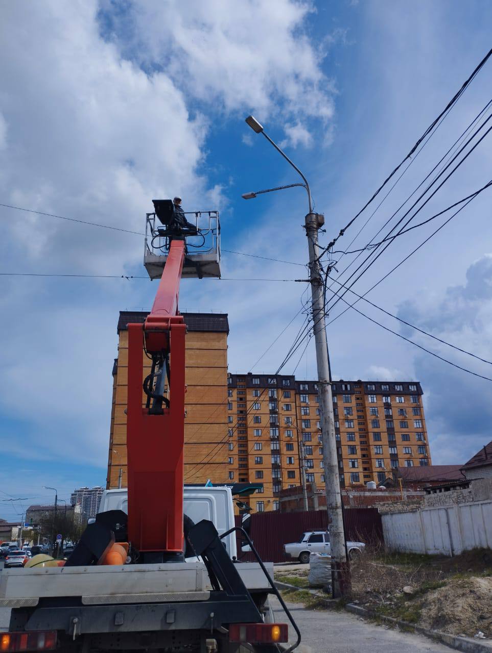 Городские коммунальные службы ведут работы по замене уличных светильников на пр. Петра Городские коммунальные службы ведут работы по замене уличных светильников на пр. Петра