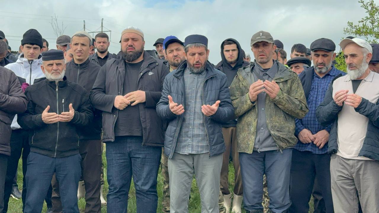 Камил Саидов выразил соболезнования семье погибшего добровольца из Геджуха Камил Саидов выразил соболезнования семье погибшего добровольца из Геджуха