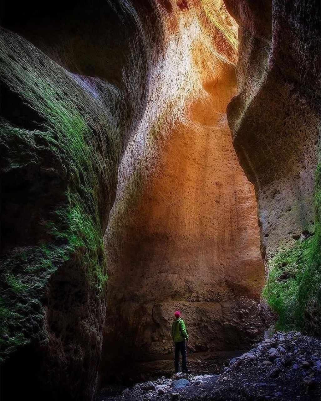 Карадахское ущелье — одна из самых впечатляющих достопримечательностей Дагестана, Россия Карадахское ущелье — одна из самых впечатляющих достопримечательностей Дагестана, Россия