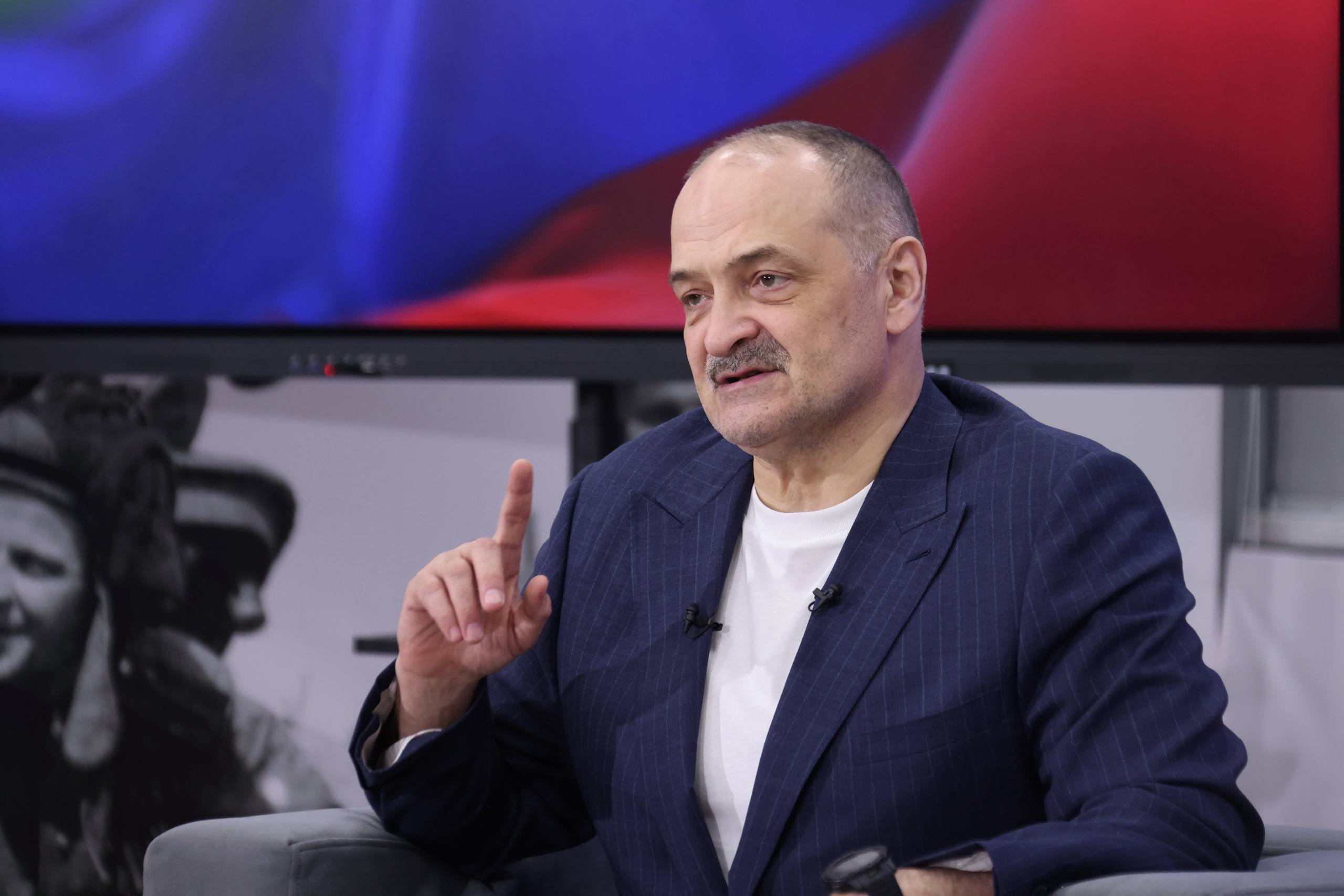 «Мне никто и никогда ни о ком ничего плохого не говорит. А если и говорит — я это не воспринимаю. У меня есть опыт работы на разных должностях: тот, кто говорит плохое, сам не чист на язык. Я всегда формирую своё мнение», —...