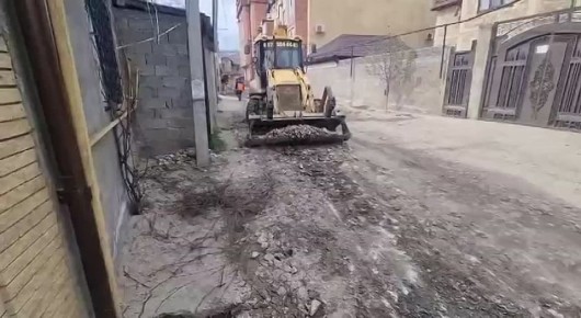 Работы по расчистке улицы 2-я Пальмирная от грязи и ила