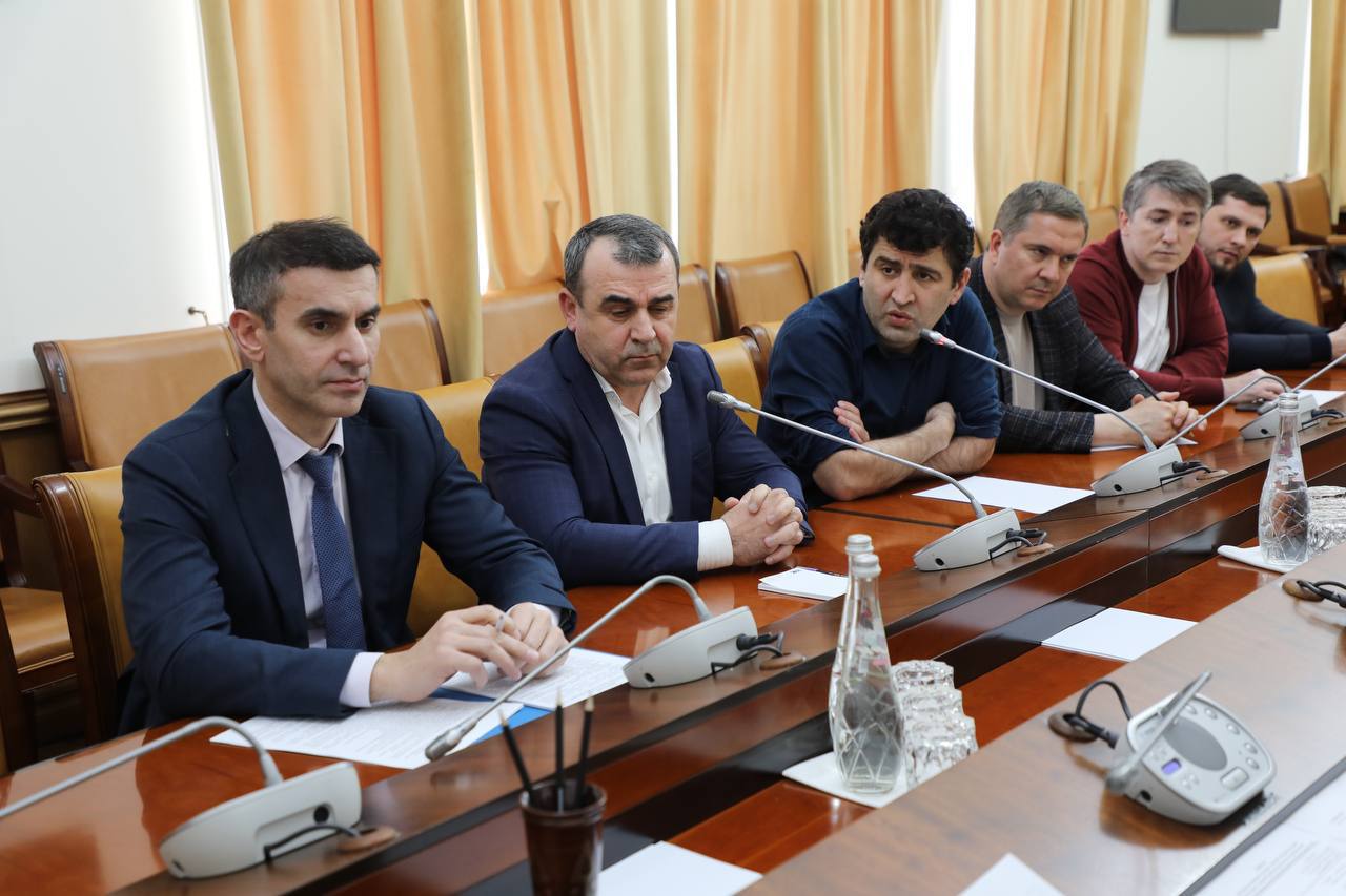 Власти Дагестана договорились с владельцами АЗС не повышать цены на топливо во время ЧС Власти Дагестана договорились с владельцами АЗС не повышать цены на топливо во время ЧС