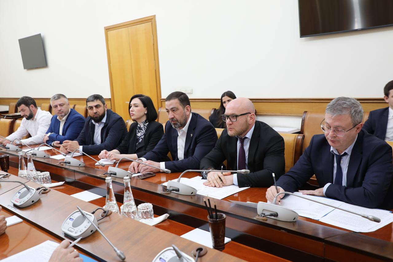 Власти Дагестана договорились с владельцами АЗС не повышать цены на топливо во время ЧС Власти Дагестана договорились с владельцами АЗС не повышать цены на топливо во время ЧС