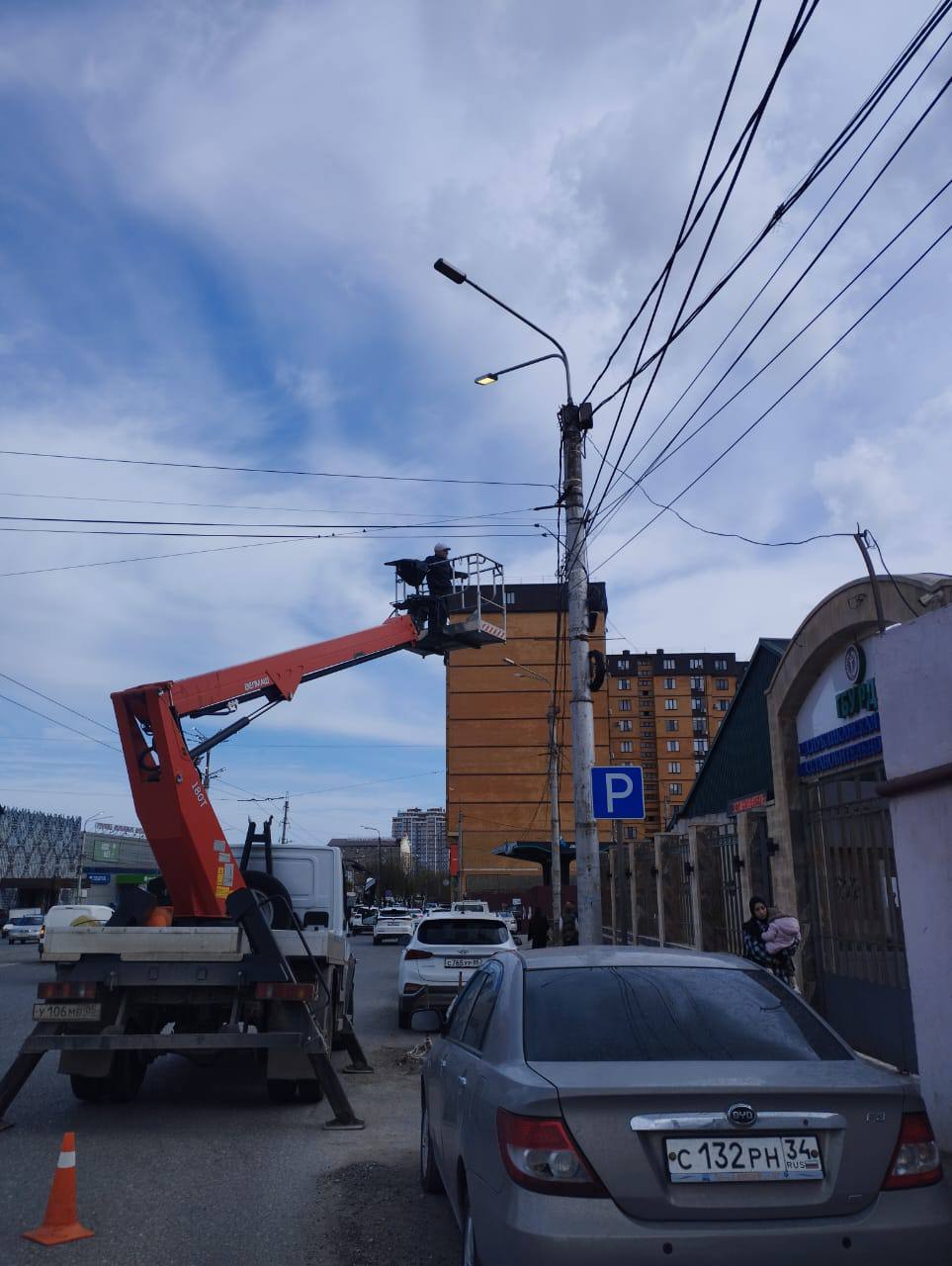 Городские коммунальные службы ведут работы по замене уличных светильников на пр. Петра Городские коммунальные службы ведут работы по замене уличных светильников на пр. Петра