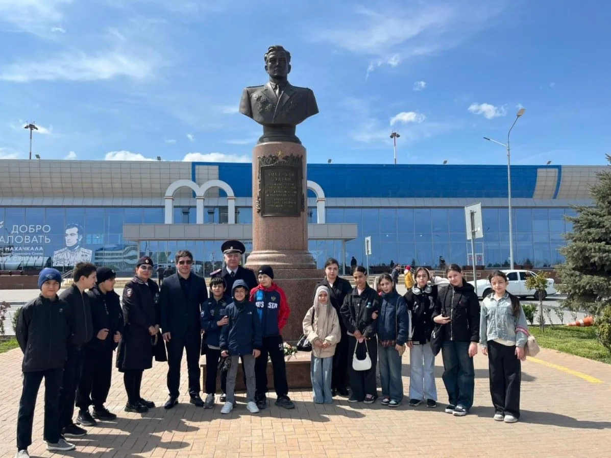 Сотрудники Махачкалинского линейного управления МВД России на транспорте организовали комплекс просветительских мероприятий, направленных на патриотическое воспитание и популяризацию российской космической отрасли