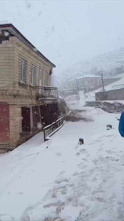 В селе Уркарах оползень разрушил двухэтажный дом