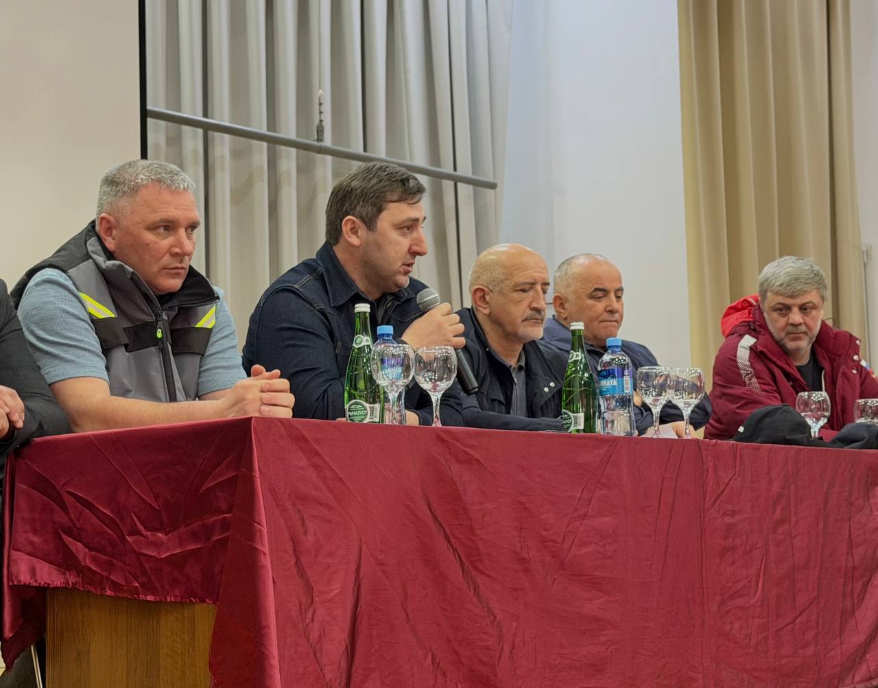 Первый замминистра строительства Дагестана встретился с жителями села Уркарах