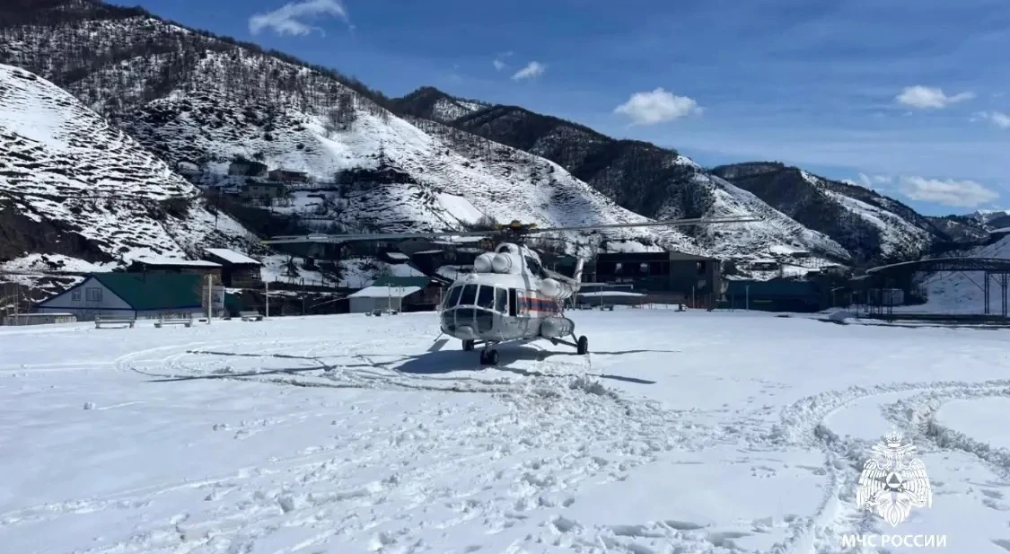 Спасатели МЧС доставили помощь в отрезанный снегом Бежтинский участок