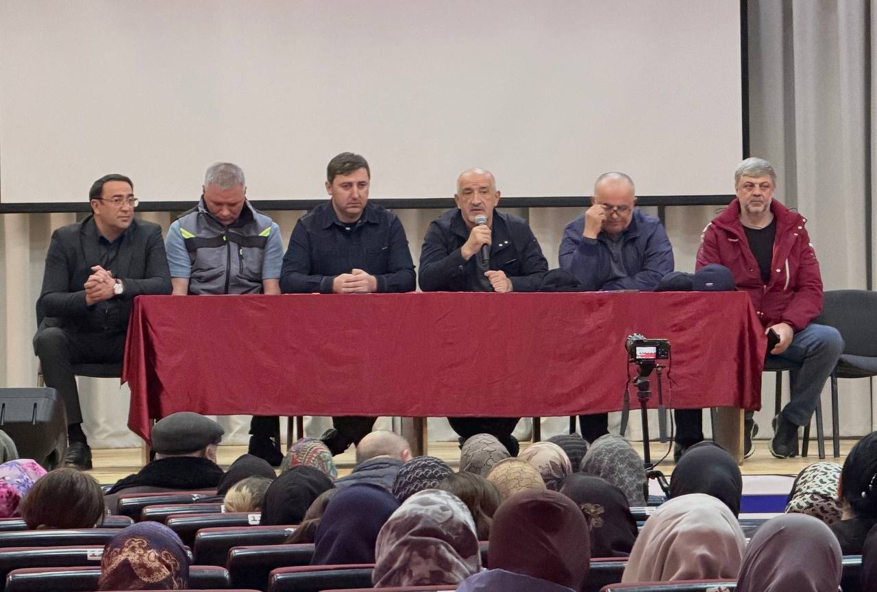 Первый замминистра строительства Дагестана встретился с жителями села Уркарах Первый замминистра строительства Дагестана встретился с жителями села Уркарах