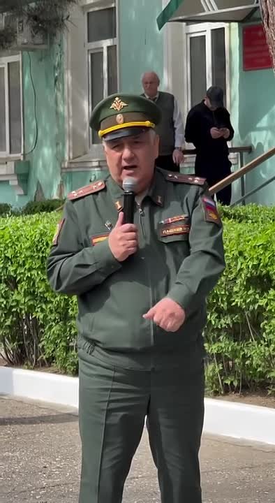 В преддверии Дня призывника в Каспийске состоялось значимое событие – торжественные проводы юношей, которым предстоит пополнить ряды Вооруженных Сил России