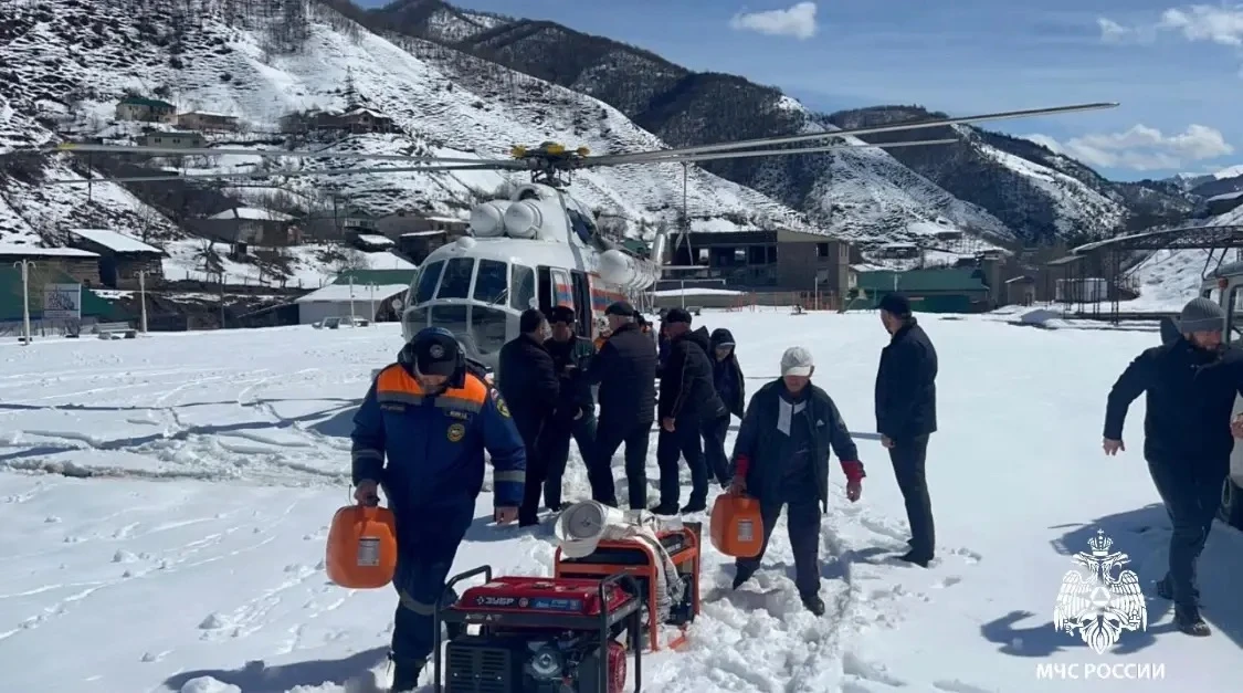Спасатели МЧС доставили помощь в отрезанный снегом Бежтинский участок Спасатели МЧС доставили помощь в отрезанный снегом Бежтинский участок