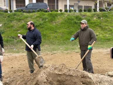 По инициативе депутата Народного Собрания РД Хаджимурада Малаева в Махачкале прошел масштабный субботник на Аллее медиков, пострадавшей в результате недавней стихии