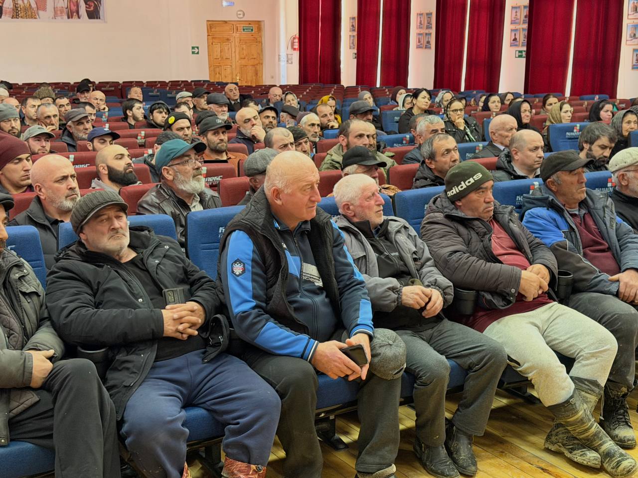 Первый замминистра строительства Дагестана встретился с жителями села Уркарах Первый замминистра строительства Дагестана встретился с жителями села Уркарах