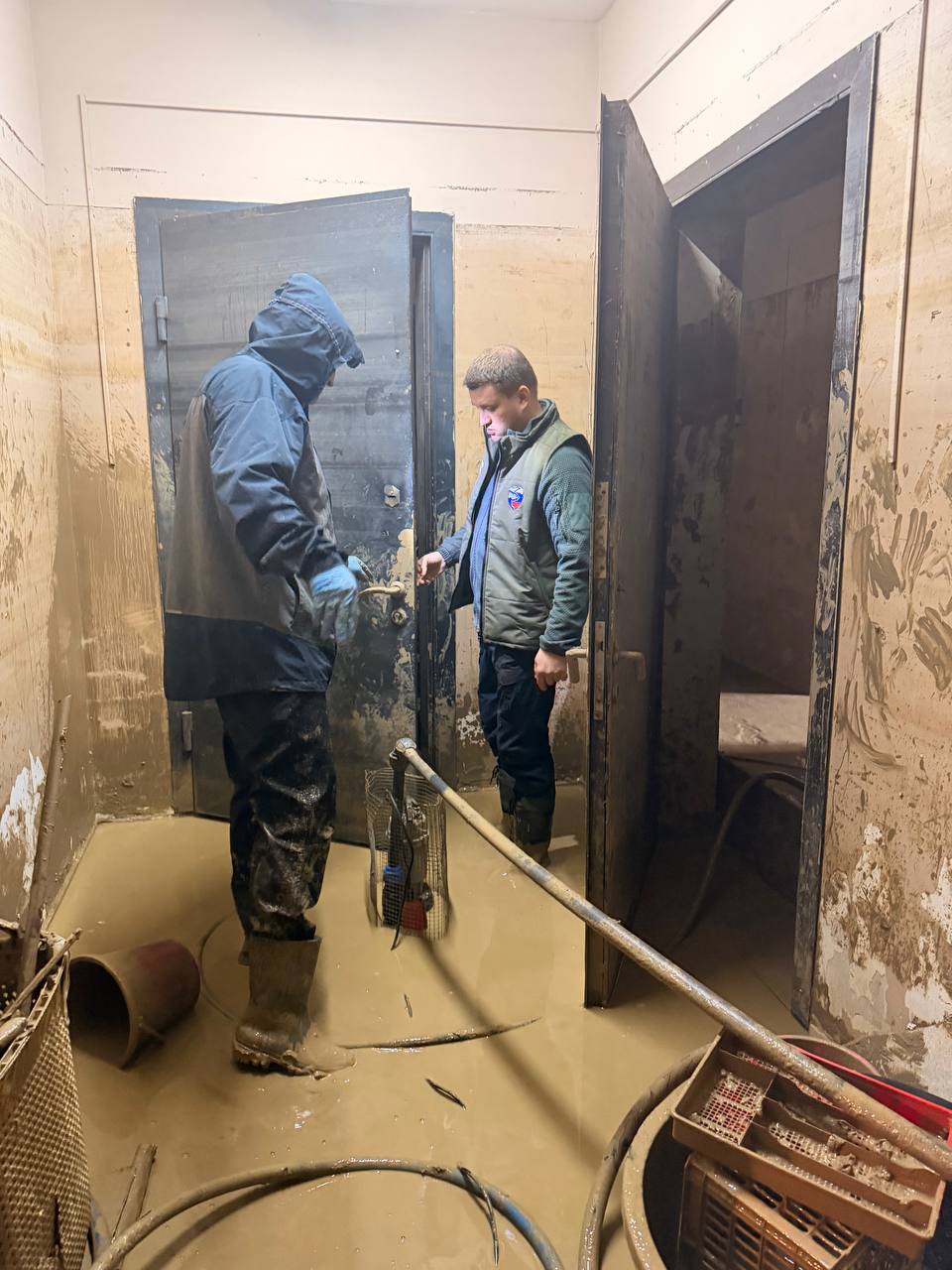 Держим слово! Часть 1. Вместе в активистами Единой России и штаба #МыВместе держим данное на встрече с жителям домов по улице Художников и Надежды в Махачкале слово и помогаем навести порядок в их домах Держим слово! Часть 1. Вместе в активистами Единой России и штаба #МыВместе держим данное на встрече с жителям домов по улице Художников и Надежды в Махачкале слово и помогаем навести порядок в их домах