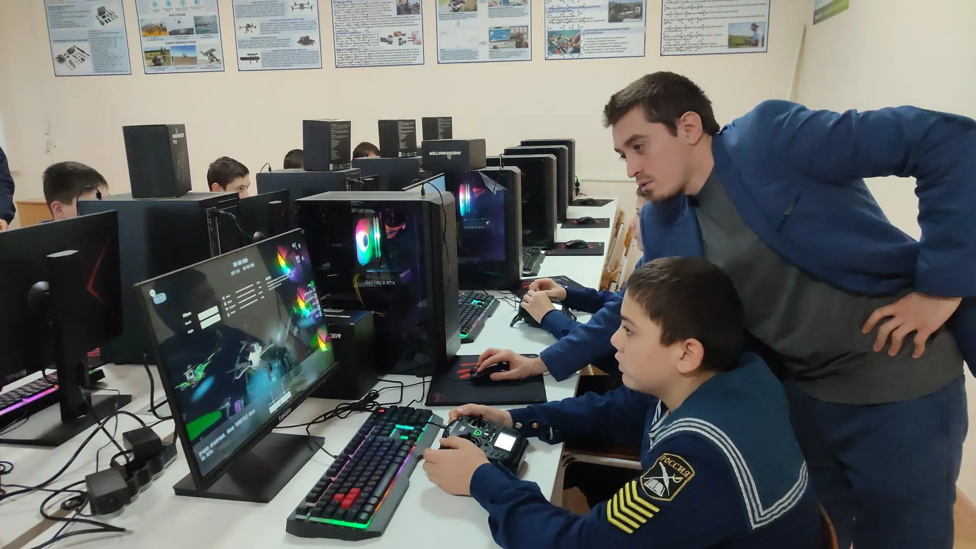 Кадеты осваивают профессию оператора БПЛА