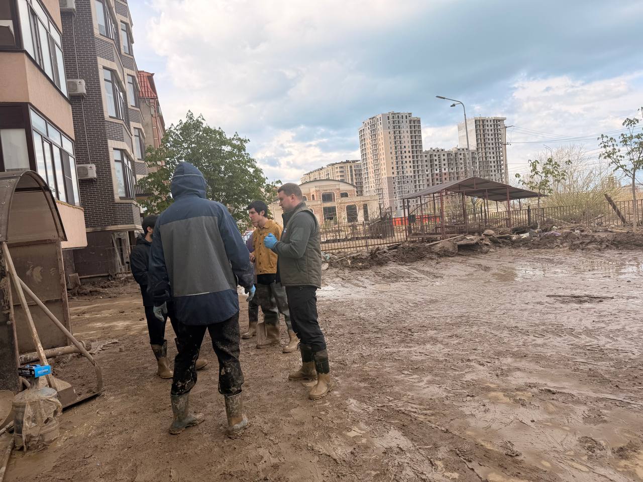 Держим слово! Часть 1. Вместе в активистами Единой России и штаба #МыВместе держим данное на встрече с жителям домов по улице Художников и Надежды в Махачкале слово и помогаем навести порядок в их домах Держим слово! Часть 1. Вместе в активистами Единой России и штаба #МыВместе держим данное на встрече с жителям домов по улице Художников и Надежды в Махачкале слово и помогаем навести порядок в их домах