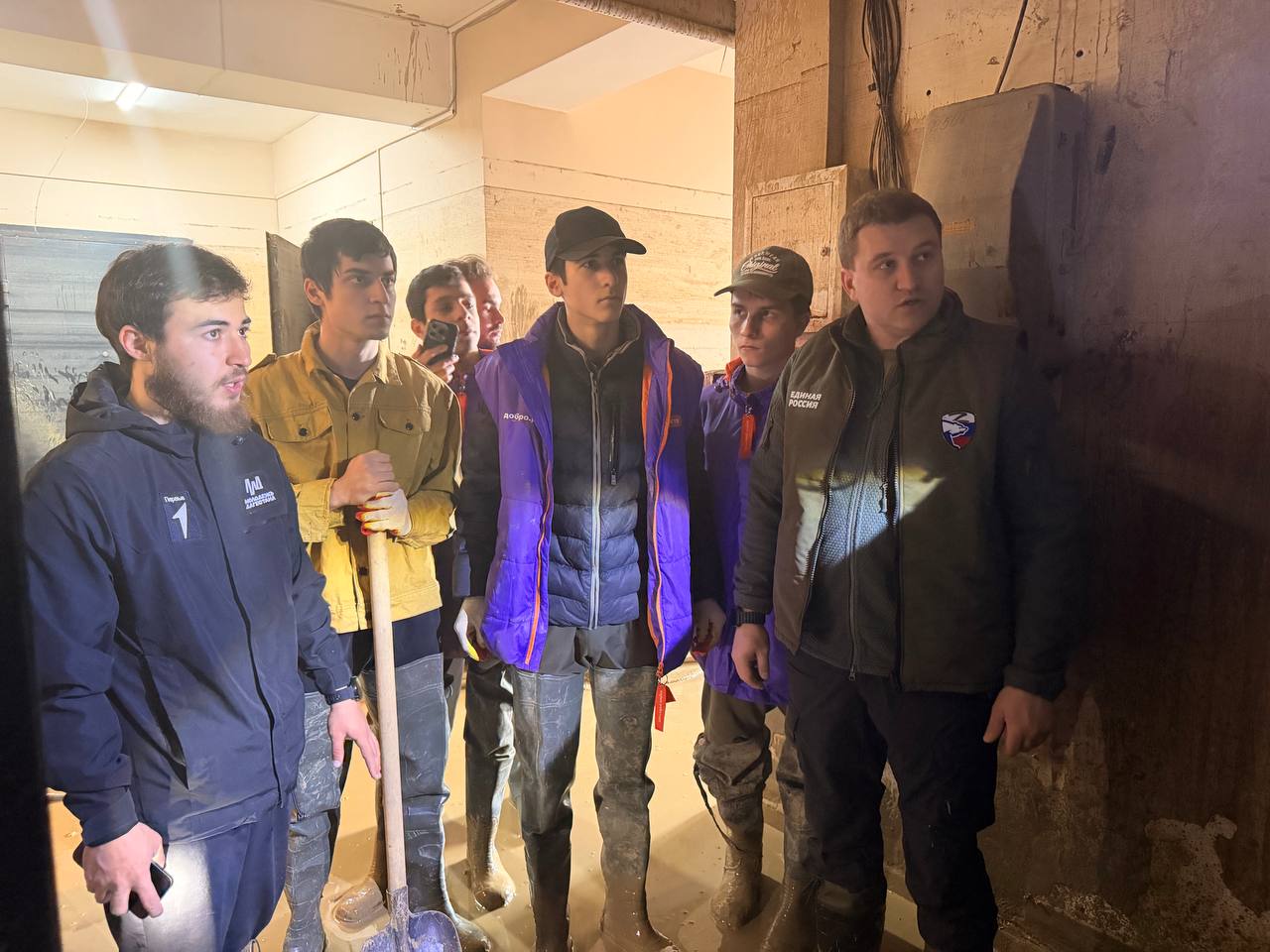 Держим слово! Часть 1. Вместе в активистами Единой России и штаба #МыВместе держим данное на встрече с жителям домов по улице Художников и Надежды в Махачкале слово и помогаем навести порядок в их домах Держим слово! Часть 1. Вместе в активистами Единой России и штаба #МыВместе держим данное на встрече с жителям домов по улице Художников и Надежды в Махачкале слово и помогаем навести порядок в их домах