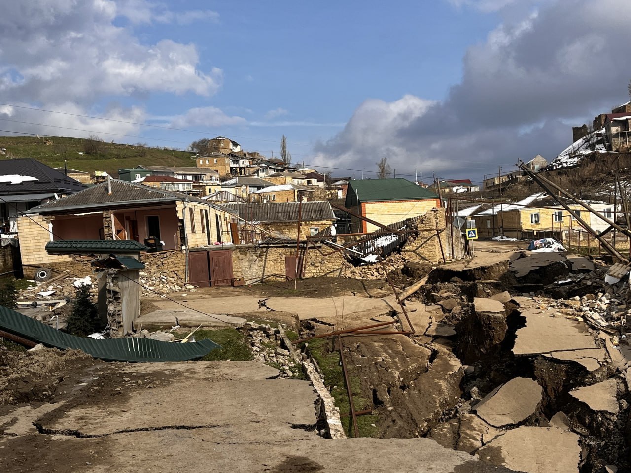 Стена жилого дома обрушилась, на дорогах появился огромный разлом: оползни в дагестанском селе Уркарах