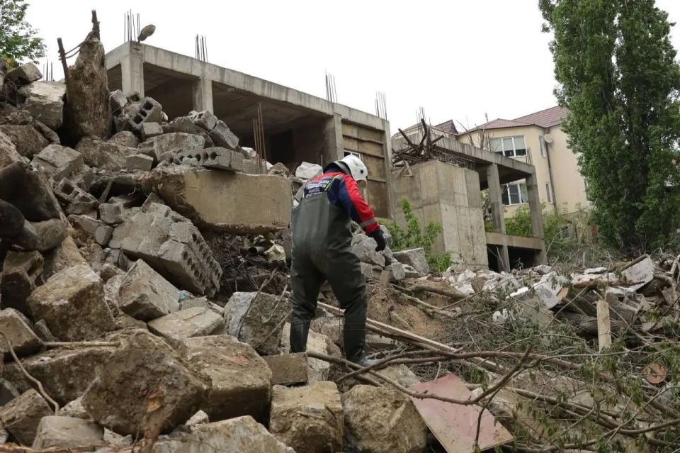 Волонтёры продолжают ликвидацию последствий паводков в Махачкале и Хасавюртовском районе Волонтёры продолжают ликвидацию последствий паводков в Махачкале и Хасавюртовском районе