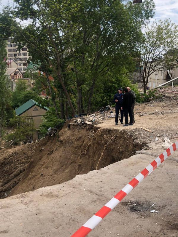 Министр природных ресурсов и экологии РД Ратмир Расулов, министр МЧС Дагестана Нариман Казимагомедов и министр по делам молодежи РД Камил Саидов осмотрели ход работ на русле реки Тарнаирка Министр природных ресурсов и экологии РД Ратмир Расулов, министр МЧС Дагестана Нариман Казимагомедов и министр по делам молодежи РД Камил Саидов осмотрели ход работ на русле реки Тарнаирка
