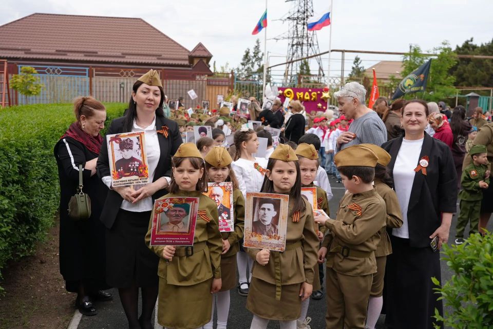Ещё немного фотокарточек с прошедшего сегодня детского Парада Победы! Больше фото по ссылке Ещё немного фотокарточек с прошедшего сегодня детского Парада Победы! Больше фото по ссылке