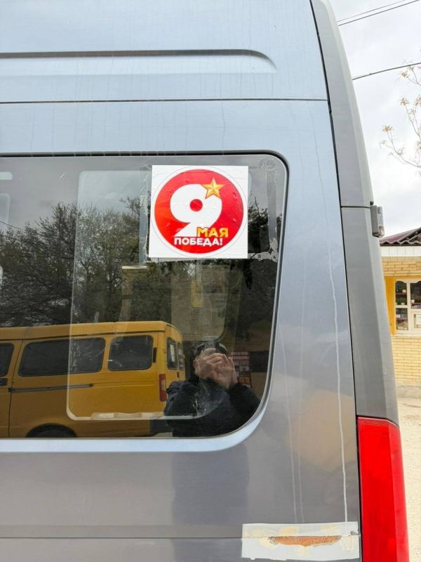 В Хасавюрте ко Дню Победы общественный транспорт украсили праздничной символикой
