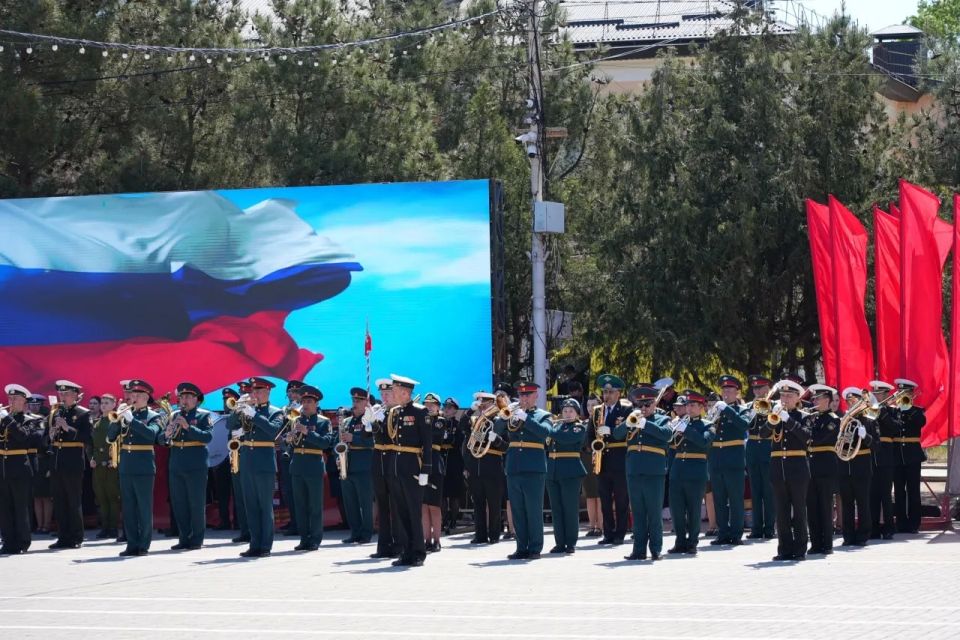 Масштабная республиканская акция «Знамя Победы» прошла на площади Каспийска Масштабная республиканская акция «Знамя Победы» прошла на площади Каспийска