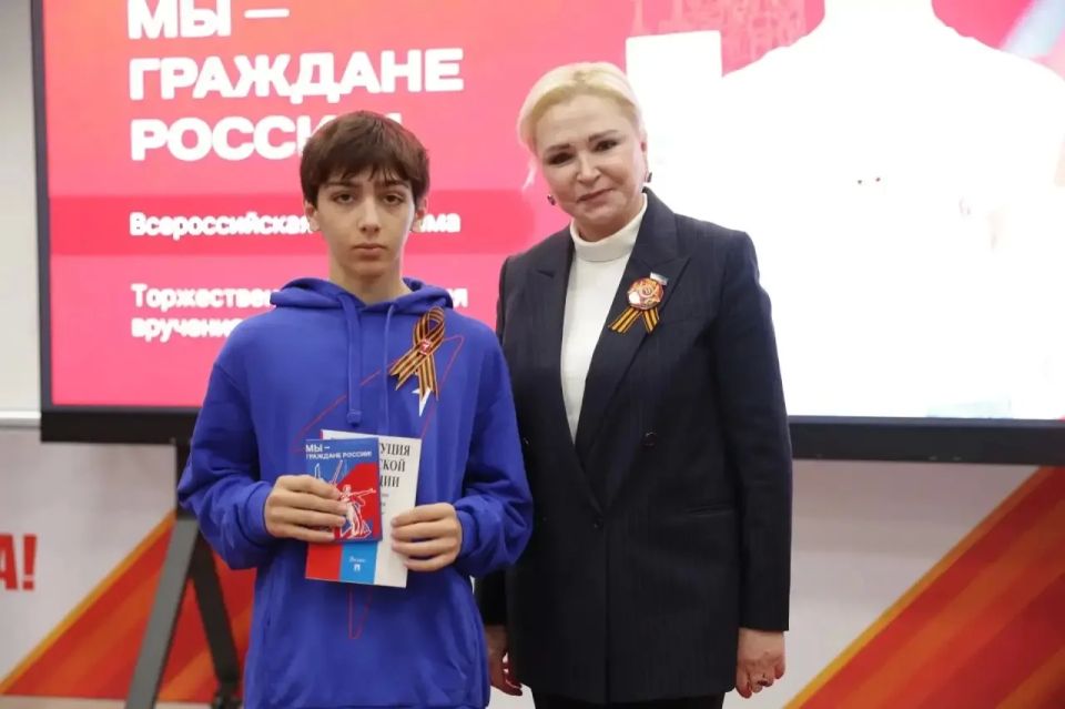 Елена Павлюченко вручила паспорта юным дагестанцам Елена Павлюченко вручила паспорта юным дагестанцам